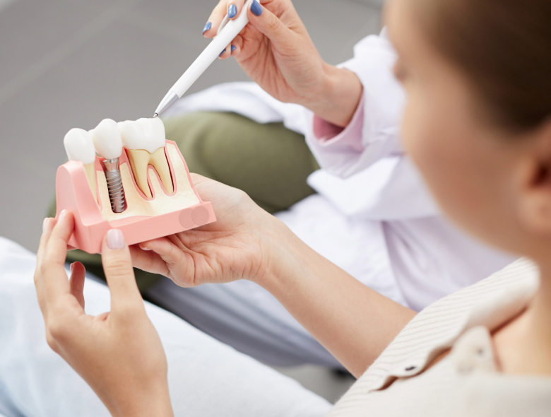 Dohányzás és implantátum: a cigaretta hatása a fogbeültetés sikerére
