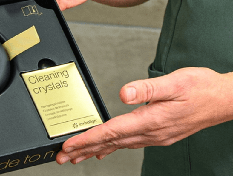 Önligírozó fém vagy porcelán fogszabályzó